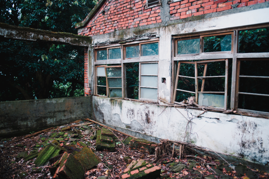 kualitas material bangunan rendah
