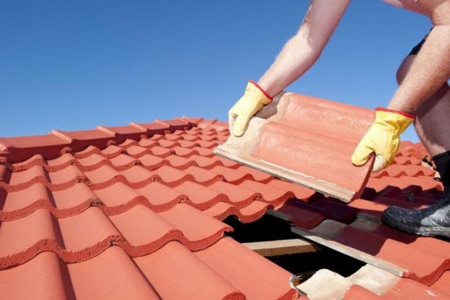 mengganti genteng retak